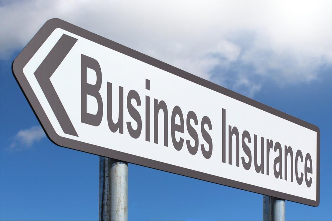 Tienviitta, jossa lukee 'Business Insurance' sinistä taivasta vasten.